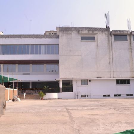 Club Emerald Mumbai Bagian luar foto