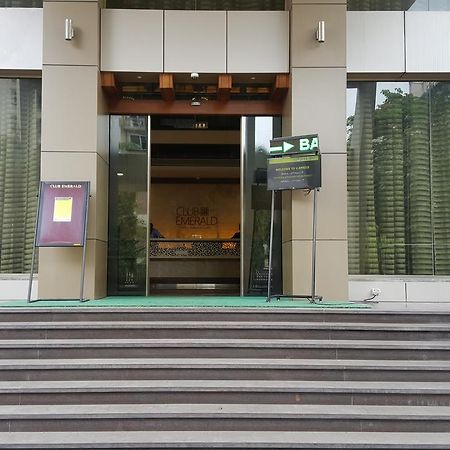 Club Emerald Mumbai Bagian luar foto