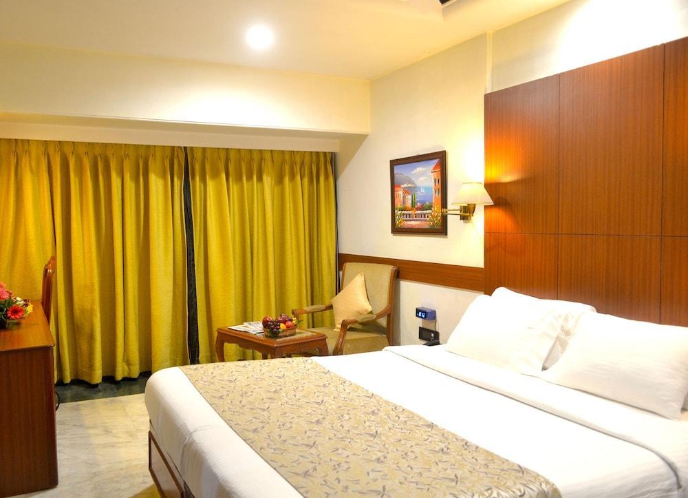 Club Emerald Mumbai Bagian luar foto