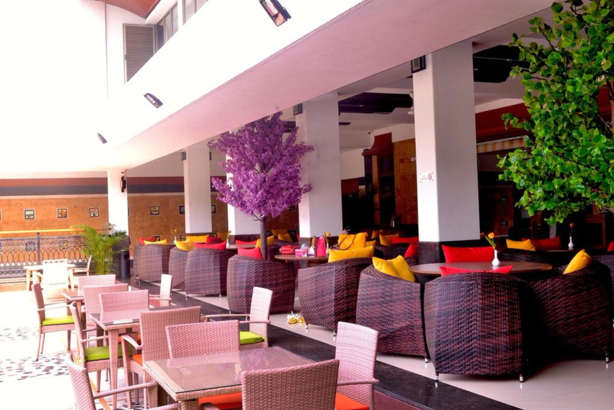 Club Emerald Mumbai Bagian luar foto
