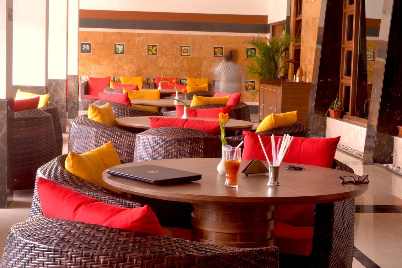 Club Emerald Mumbai Bagian luar foto
